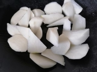 11、萝卜肉丸汤,留少许底油将萝卜翻炒下