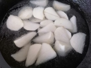 12、萝卜肉丸汤,加入适量水