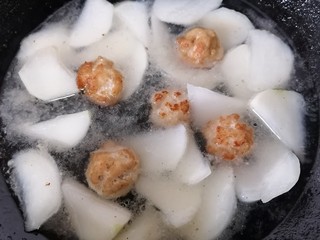 13、萝卜肉丸汤,水开放入肉丸