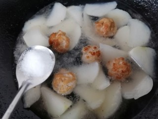 14、萝卜肉丸汤,加入一勺盐调味