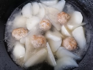 15、萝卜肉丸汤,再炖一会萝卜软烂即可出锅
