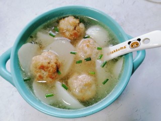 16、萝卜肉丸汤,装入容器撒上葱花