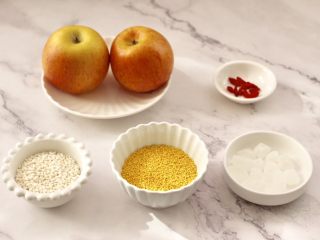 1、苹果小米粥,首先把煮粥的食材备齐。