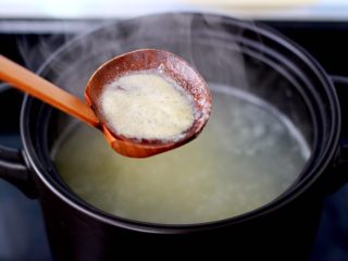 7、苹果小米粥,大火煮开后，先撇去浮末。