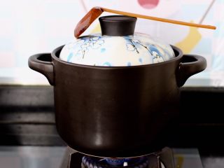 8、苹果小米粥,盖上锅盖转中小火焖煮约20分钟后。