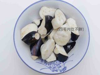 1、地三鲜,把茄子洗净，切成滚刀块。茄子先用盐腌制5分钟；
