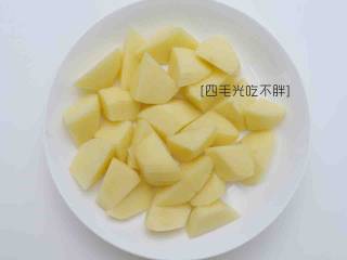 2、地三鲜,土豆去皮切成和茄子大小一样的滚刀块；