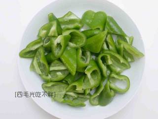 3、地三鲜,虎皮青椒去蒂切成块；