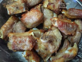 4、甜酸菠萝排骨，酸酸甜甜过一夏,炸至表面金黄，而且熟透后，捞出沥油