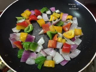 5、甜酸菠萝排骨，酸酸甜甜过一夏,另起炒锅，放少许玉米油，放入红、黄、蓝辣椒小块，加入少许盐翻炒至熟，盛起备用