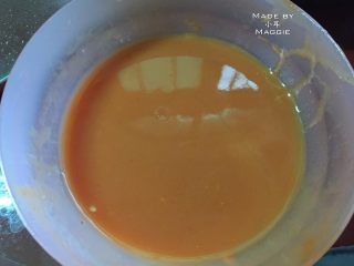 7、甜酸菠萝排骨，酸酸甜甜过一夏,随后加入调料中剩余的材料，搅匀形成酱汁