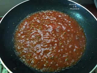 8、甜酸菠萝排骨，酸酸甜甜过一夏,炒锅内倒入酱汁，煮至浓稠