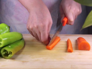 6、往青椒里塞入半斤金针菇，这味道绝了！,取一小节胡萝卜，将胡萝卜切成长条备用。