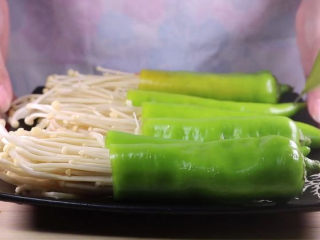 8、往青椒里塞入半斤金针菇，这味道绝了！,将处理好的青椒金针菇装盘备用。