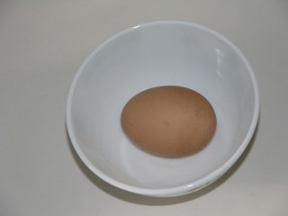 1、幸福早餐~火烧云土司,准备一个鸡蛋