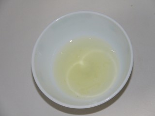 2、幸福早餐~火烧云土司,把蛋清蛋黄分离，蛋清放一个碗