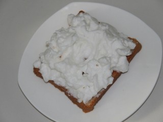 10、幸福早餐~火烧云土司,涂抹在土司片上，中间留一个小坑