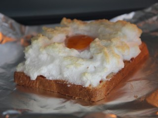 12、幸福早餐~火烧云土司,入烤箱，150度左右，烤13分钟，根据自己的烤箱来调整时间