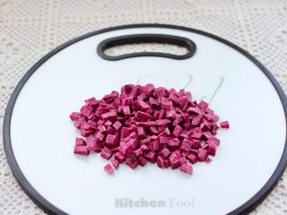 3、紫薯米糊,紫薯洗净后去皮,用刀切成小丁。
