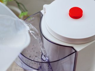 6、紫薯米糊,这个时候在豆浆机的水箱里倒入600克纯净水,不要超过水位线。