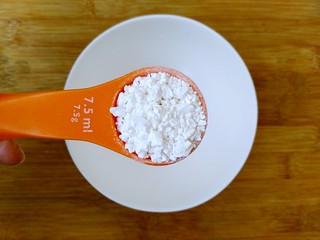 5、胡辣汤（家庭简易版）,准备一个小碗，加入大约8g淀粉，再加入大约20ml清水把淀粉调开备用。