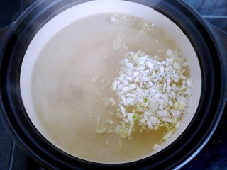 7、胡辣汤（家庭简易版）,水开后放入葱姜蒜沫，煮大约两分钟。