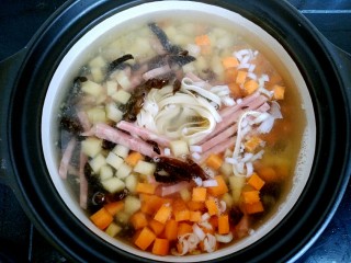 8、胡辣汤（家庭简易版）,放入千张，火腿，黑木耳，胡萝卜，土豆。