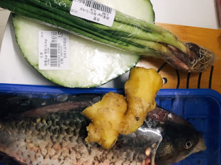 1、冬瓜鲫鱼汤,准备所有食材:鲫鱼，冬瓜，小葱，姜