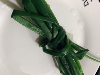 2、冬瓜鲫鱼汤,葱洗干净后打结