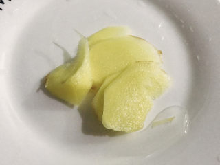 3、冬瓜鲫鱼汤,姜切片备用