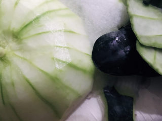 4、冬瓜鲫鱼汤,冬瓜去皮后切厚块