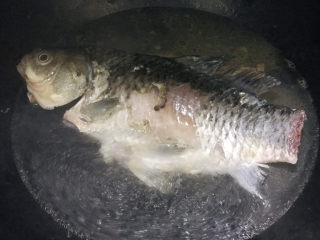 10、冬瓜鲫鱼汤,放入适量开水