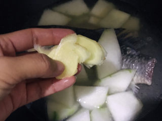 12、冬瓜鲫鱼汤,放入姜片