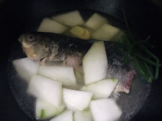 13、冬瓜鲫鱼汤,放入葱结