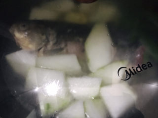 14、冬瓜鲫鱼汤,盖上锅盖中大火煮