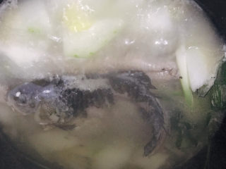 15、冬瓜鲫鱼汤,煮沸后翻一下鱼