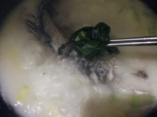 16、冬瓜鲫鱼汤,继续煮7~8分钟，捞出葱结
