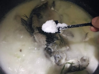 17、冬瓜鲫鱼汤,加入适量盐调味