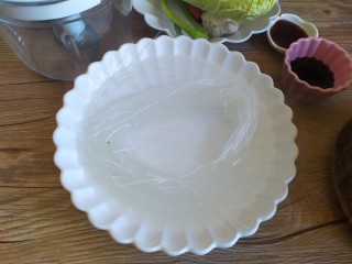 2、蒜蓉粉丝娃娃菜,粉丝用开水泡软