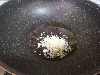 5、蒜蓉粉丝娃娃菜,油热，葱姜蒜炒香