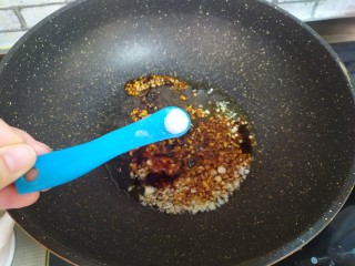 8、蒜蓉粉丝娃娃菜,盐，炒匀