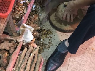 1、浓香椰子汤,店家很热心的帮忙削椰子壳取椰肉。