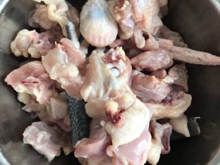 2、浓香椰子汤,鸡肉洗净备好。