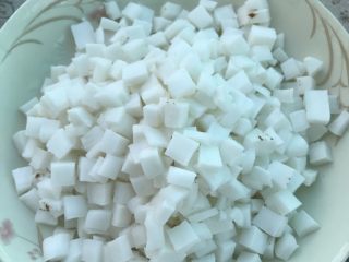 8、浓香椰子汤,椰子肉一半切粒备用。