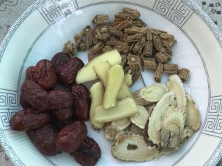 9、浓香椰子汤,红枣、党参、姜片和黄芪洗净备用。