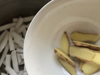 11、浓香椰子汤,倒入姜片。