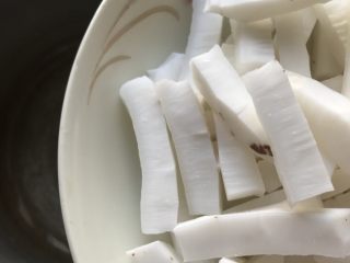 10、浓香椰子汤,倒入椰肉条。