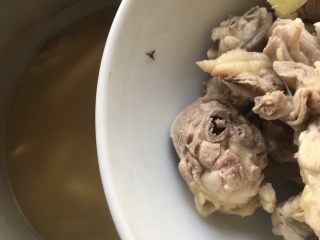 18、浓香椰子汤,压制30分钟后等待高压锅气阀降温再倒入鸡肉，盖上压力锅盖继续煮15分钟。