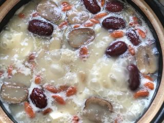 19、浓香椰子汤,压力锅气阀降温后开盖倒入砂锅里，倒入备好的椰浆，沸腾后撒入枸杞煮10分钟即可调味享用。