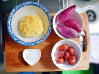 1、紫薯红枣银耳汤（电饭煲版）,准备食材。